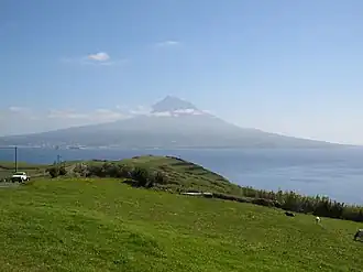 Der Pico von der Nachbarinsel Faial aus gesehen