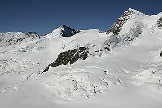 Kranzberg (der flache Rücken links), Gletscherhorn (etwas links der Bildmitte), Louwihorn, Rottalhorn (rechts oben)