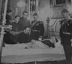 Carlo Confalonieri und Diego Venini (kniend) beim Tod von Papst Pius&nbsp;XI.