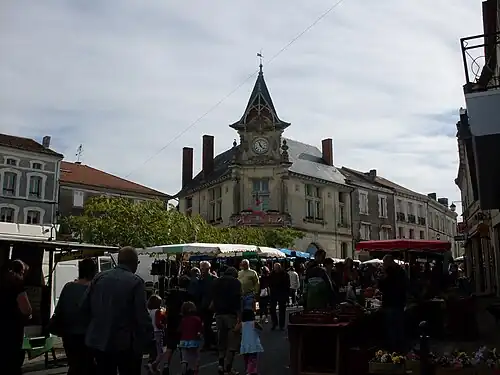 Wochenmarkt vor der Mairie