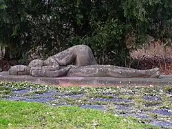 Peter Moilliet (1921–2016) Bildhauer, Pietà, roter Sandstein, 1947–1949, Skulptur auf dem Friedhof am Hörnli, Standort: 47°34'05.5"N 7°38'24.5"E, 47.568193, 7.640134