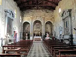 Blick zum Altar der Pieve von Marti