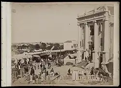 Blick aufs Neue Serail bekrönt von Palmetten, auf ummauerte Reste des Stadtgrabens und in den Schāriʿ Iskandar ʿAwaḍ, 1897 Félix Bonfils & Cie fec.