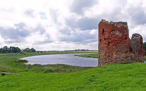 Schmachturm mit dem alten Flussarm der Venta (2007)
