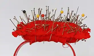 Stecknadeln (mit Nadelkissen; Nähen, Klöppeln, Makramee u.&nbsp;a.&nbsp;m.)