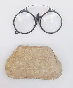 Klemmer mit elastischer Metallfeder und Nasensteg (19.&nbsp;Jh.)