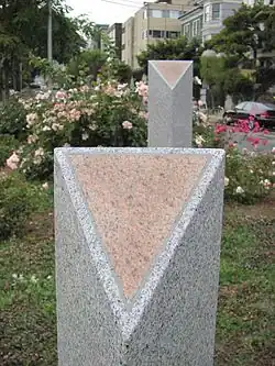 Robert Bruce und Susan Martin: Rosa-Dreieck-Park und -Denkmal (Pink Triangle Park and Memorial), San Francisco, California, 2002.