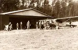 Mitglieder des Vereins mit der Piper.