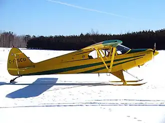 Piper PA-12 mit Skikufen