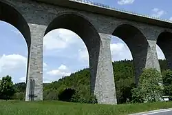 Granit­quader[3] als Baustoff der Brückenpfeiler, 2015