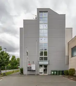 Das Foto zeigt das Gebäude „Pirk 20A“, unter anderem Sitz von Aero-Club Hof e. V.