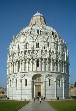 An der Erdgeschossfassade: Mehrere Blendbögen bilden eine Blendarkade (Baptisterium, Pisa)