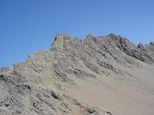 Piz Arblatsch, umgeben von mehreren annähernd gleich hohen Felsköpfen