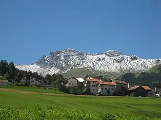 Piz Curvér mit Parsonz im Vordergrund