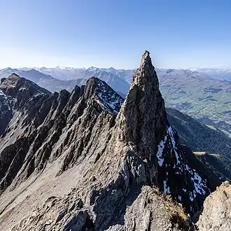 Blick auf den "Bös Fess", den Gipfel mit 2881 Metern vom leicht erreichbaren Punkt 2874 ("Chli Fess"). Dahinter Piz Signina und Piz Gün / Güner Horn (ganz links)