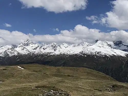 Blick zum Piz Kesch, rechts davon Piz Pischa, Piz Fregslas, Piz Blaisun, Tschima da Tisch und Piz Üertsch (für Annotationen der einzelnen Orte und Berge aufs Bild klicken)
