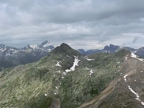 Blick vom Piz Bardella nach Westen zum Piz Neir und Crappa da Tocf. Im Hintergrund der Piz Platta und der Piz Forbesch.