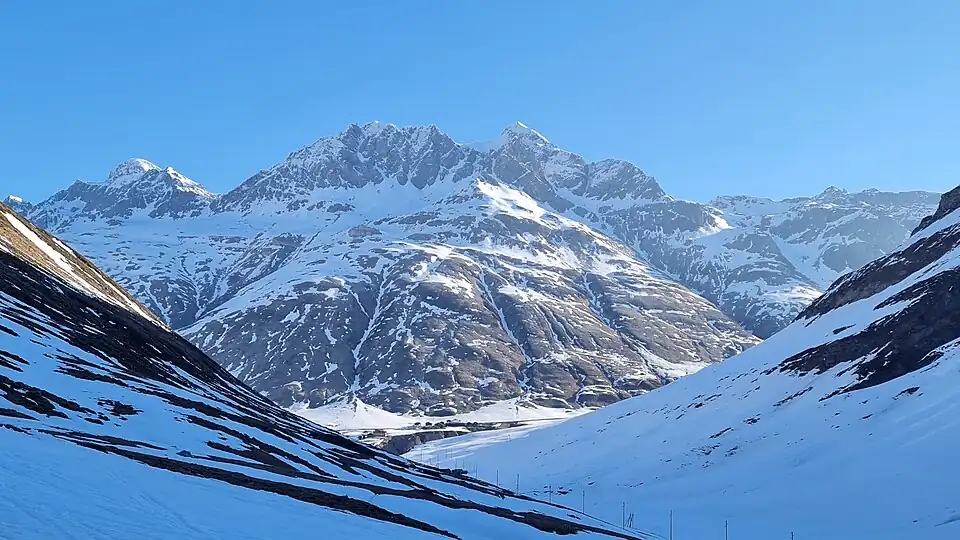 Piz Platta, Jupperhorn und Mazzaspitz v.&nbsp;l.&nbsp;n.&nbsp;r., aufgenommen von Bergalga (für Annotationen der einzelnen Berge aufs Bild klicken).
