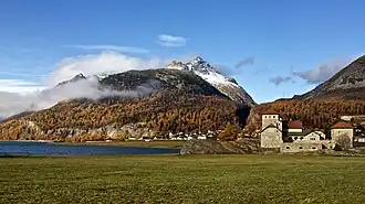 Schloss Crap da Sass, Lej da Silvaplauna, Silvaplana und Piz Polaschin im Hintergrund