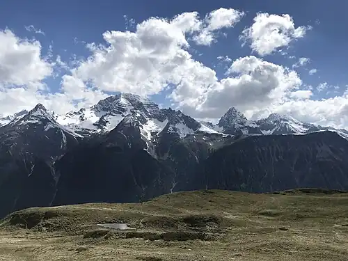 Blick zu den Bergüner Stöcken: Piz Ela, Tinzenhorn und Piz Mitgel (für Annotationen der einzelnen Orte und Berge aufs Bild klicken)