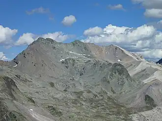 Piz Surgonda, aufgenommen vom Piz Neir. Westgipfel (3193&nbsp;m) ganz links und Ostgipfel (3196&nbsp;m) rechts davon.