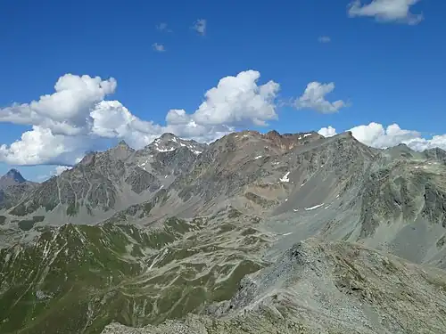 Blick zu Piz d’Err, Piz Calderas, Tschima da Flix und Piz d’Agnel.