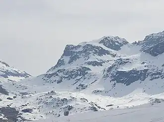 Piz da las Coluonnas und Julierpass links davon, aufgenommen vom Skigebiet Bivio