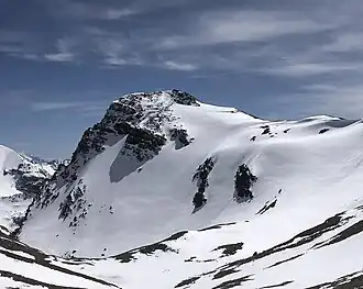 Piz Faschalba (Grenzeckkopf) von Norden mit See (vorne, schneebedeckt)
