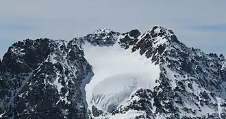 Piz Futschöl (links), Vadret da Futschöl (mittig), darüber der Südgipfel des Piz Blaisch Lunga (Augstenberg), rechts daneben der Nordgipfel