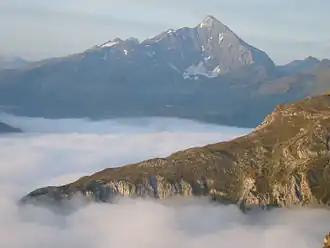 Das Tambohorn jenseits des Hinterrheintals.