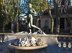 Weibliche Skulptur von Santiago Planella i Domènec (* 1961) zwischen der Villa und der Plaça Manuel Malagrida in Olot