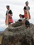 Hmong-Mädchen auf einem der Steinkrüge der Stätte 1