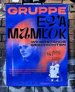 blaues Plakat mit Porträt von Eva Mamlok sowie einem Foto von Inge Berner und Marianne Prager, beide in hellen Kleidern mit Handtaschen dicht nebeneinander stehend