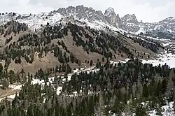 Der große Felsblock mit Überhängen im oberen Grödnertal