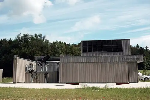 Aussenansicht mit geöffneter Sternwarte