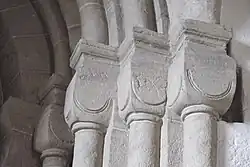 Säulen mit Würfelkapitellen am Portal