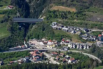 Der Ortskern von Pians. Die Lattenbachbrücke im Hintergrund verbindet zwei kurze Tunnel der Arlberg Schnellstraße.