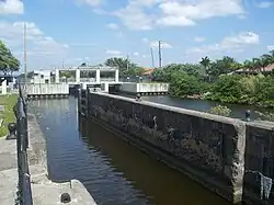 Lock No. 1 am North New River Canal mit modernem Wehr im Hintergrund