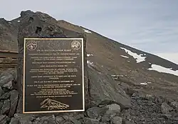 Die ca. 46&nbsp;×&nbsp;61&nbsp;cm große bronzene Gedenktafel ist an einem senkrechten Felsen an der McMurdo-Station angebracht, dem ehemaligen Standort des PM-3A-Kernkraftwerks. Er liegt etwa auf halber Höhe an der Westseite des Observation Hill. Der Text auf der Gedenktafel beschreibt die Errungenschaften der PM-3A als erstem Kernkraftwerk der Antarktis.