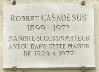 Tafel an Nr. 54 zum Gedenken an Robert Casadesus.