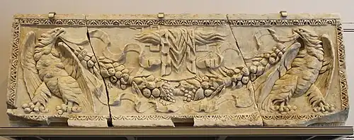 Marmorblock mit Adlern, die eine Girlande halten. Erste Hälfte des 2. Jh. n.&nbsp;Chr. Das Ursprungsgebäude ist unbekannt. Es wurde im Chor der Kirche Sainte-Marie-de-la-Major wiederverwendet.