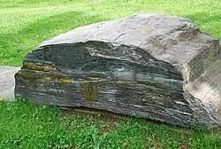 Plattengneis mit eingelagertem Eklogitamphibolit und beginnendem Rost, Geopark Glashütten