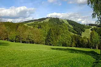 Blick zum Plešivec von Abertamy
