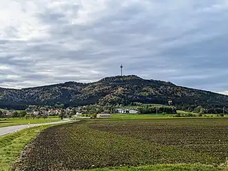 Plettenberg von Norden aus gesehen mit einem Teil von Roßwangen auf linker Seite und dem weit sichtbaren Fernmeldeturm Plettenberg.