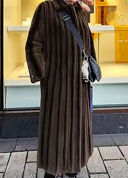 Samtnerzmantel, gefärbt und grotziert, ausgelassen verarbeitet