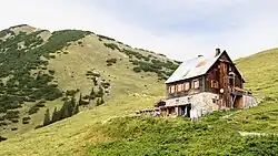 Die Plumsjochhütte im Sommer 2006