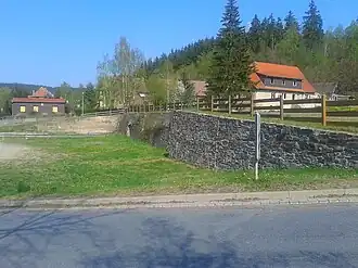 Heute ist nur noch die Staumauer erkennbar.