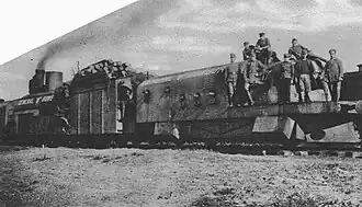 Panzerlokomotive und hinterer Maschinengewehrwagen des Panzerzug Generał Dowbor