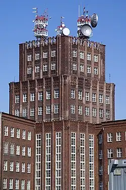 Das Postscheckamt Breslau (Entwurf von Lothar Neumann, erbaut 1927–1929) war das erste Hochhaus in Europa östlich von Berlin.