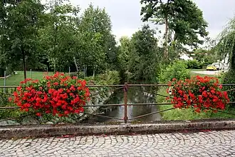 Wulkabrücke mit Blumenschmuck